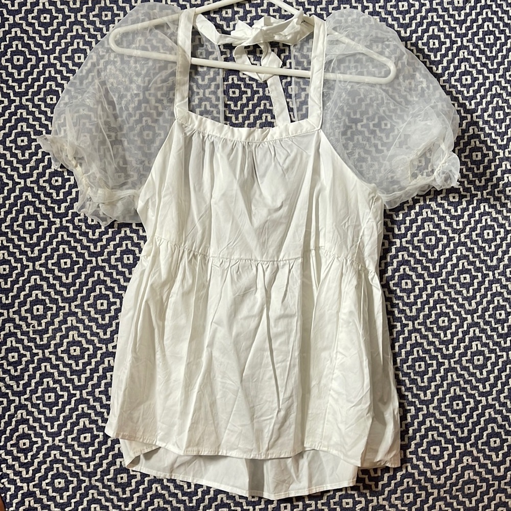 White puff sleeve Pomander Place top size small from tuckernuck